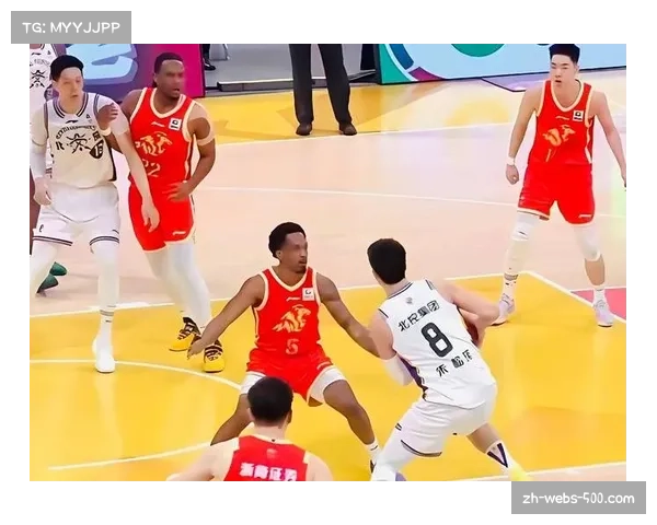 广厦对阵北控关键回合：布朗外线火力与豪斯强攻对位